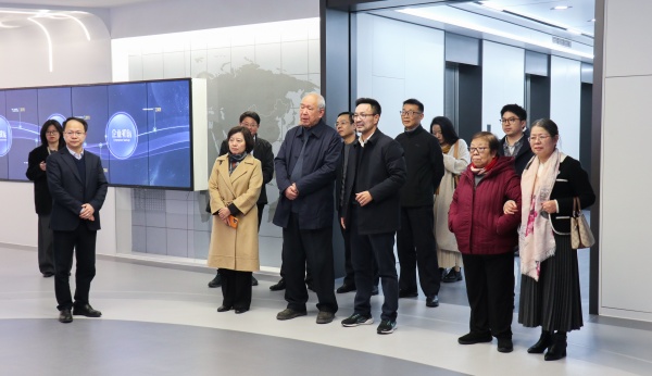 周國富率浙江大學校友代表團考察托普云農(nóng)